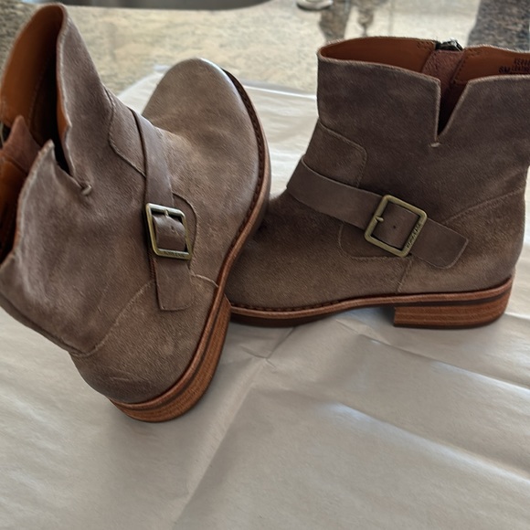 NWOB. Kork Ease brushed leather suede boots.  Size 6 - Picture 3 of 4